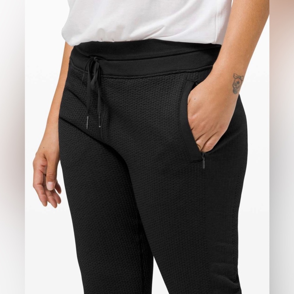 Lululemon Engineered Warmth Jogger - Black - Size 6 - Picture 3 of 9